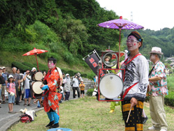 棚田に登場！ちんどんやさん