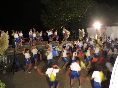 小学生の歌と踊り